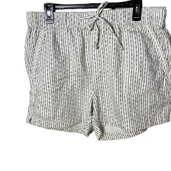 Old Navy Women’s Striped Design Shorts - Picture 1 of 4